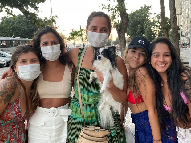 Camila Pitanga encontra cachorra perdida (Foto: Reprodução/Instagram)