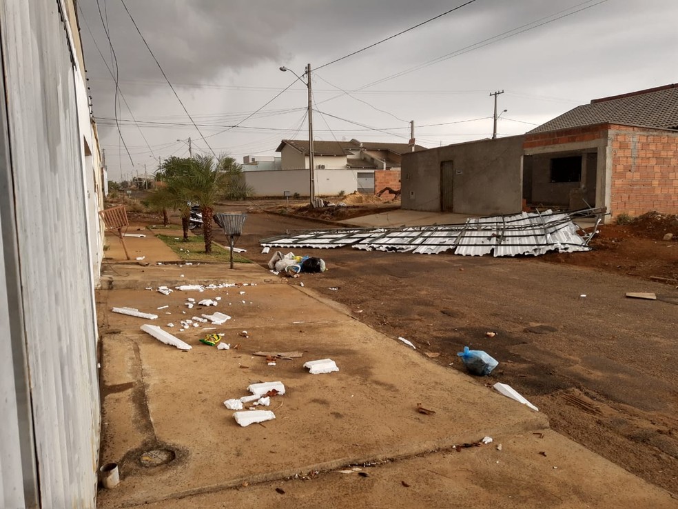 Lixo estava sendo recolhido no momento do acidente &mdash; Foto: Willian Louren&ccedil;o de Oliveira/Divulga&ccedil;&atilde;o