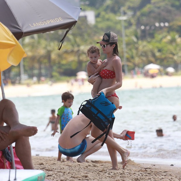 Candice Swanepoel com sua familia na praia do Nordeste brasileiro (Foto: AgNews)
