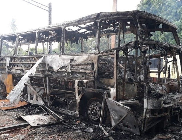 Ônibus incendiado em Fortaleza, no Ceará (Foto: Sistema Verdes Mares)