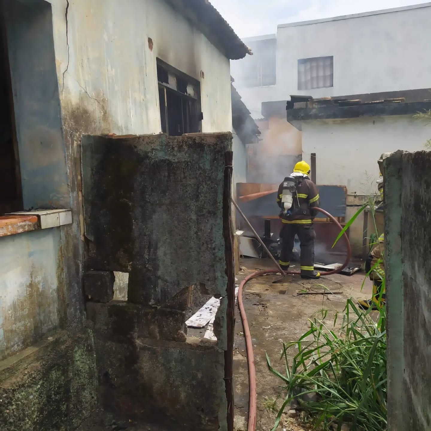 Bombeiros combatem incêndio em casa abandonada em Arcos