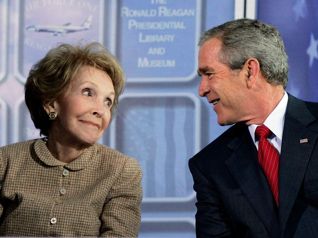  Foto de 2005 mostra Nancy Reagan com o então presidente George W. Bush (Foto: AP Photo/Kevork Djansezian)