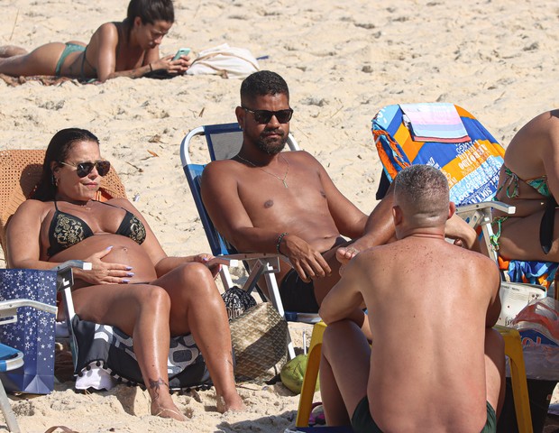 Viviane Araújo e o marido, Guilherme Militão, curtem praia no Rio de Janeiro (Foto: Delson Silva/AgNews)