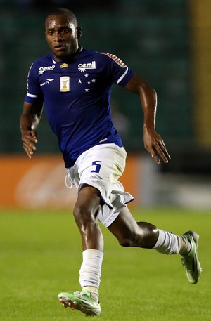 Para Willians, formação com três volantes não torna Cruzeiro defensivo