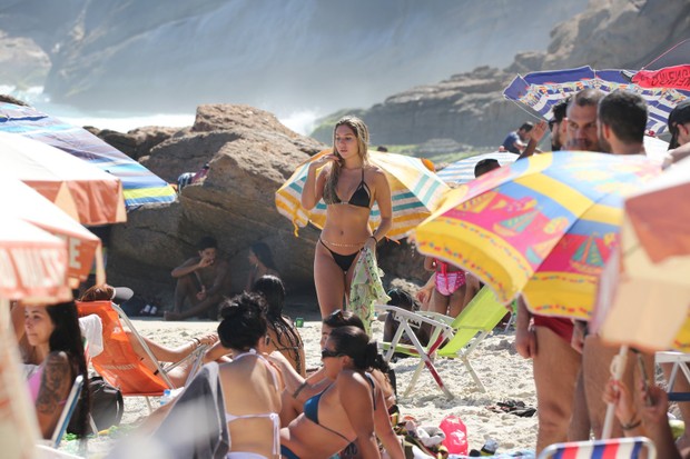 Carol Portaluppi curte praia com amigas (Foto: Dilson Silva/AgNews)
