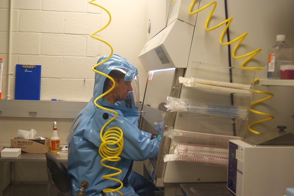 Pesquisadores estudam o vírus ebola (Foto: Wikimedia Commons)