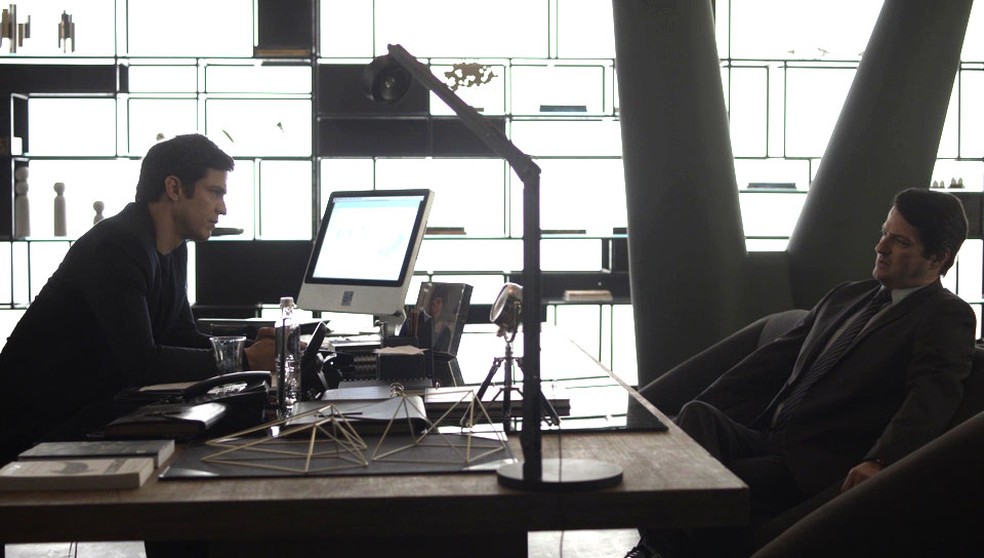 Eric diz a Malagueta que precisa pensar se ele pode continuar sendo seu assessor pessoal (Foto: TV Globo)