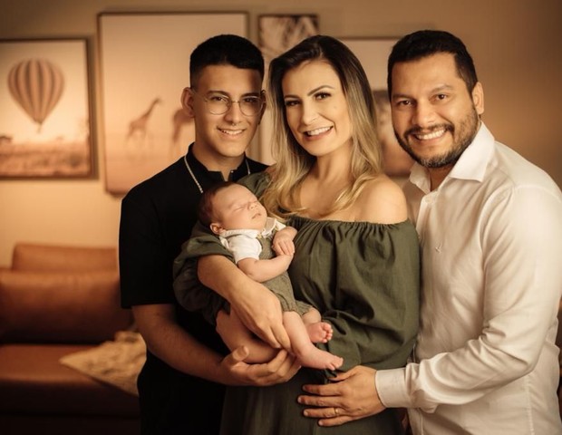 Andressa Urach com os filhos e marido (Foto: Ana Zago/Divulgação)
