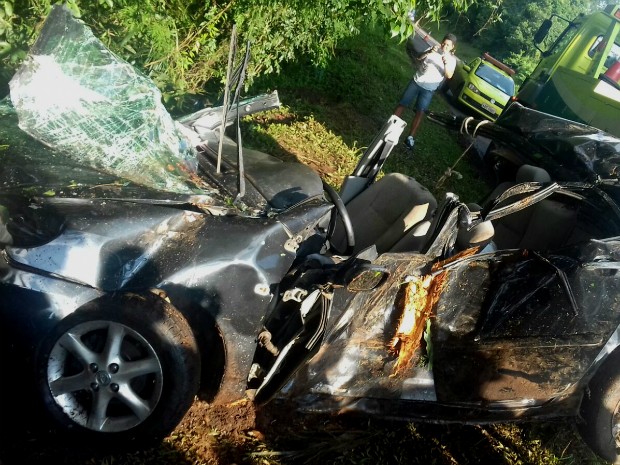 Com o acidente na BR-277, próximo a Virmond, no Paraná, veículo ficou praticamente destruído; ocupantes tiveram apenas ferimentos (Foto: PRF / Divulgação)