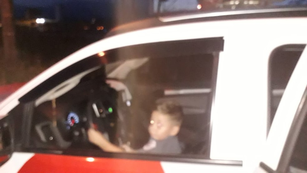 Menino aproveitou para entrar em viatura da Polícia Militar durante festa, em Itanhaém, SP — Foto: Divulgação/Polícia Militar