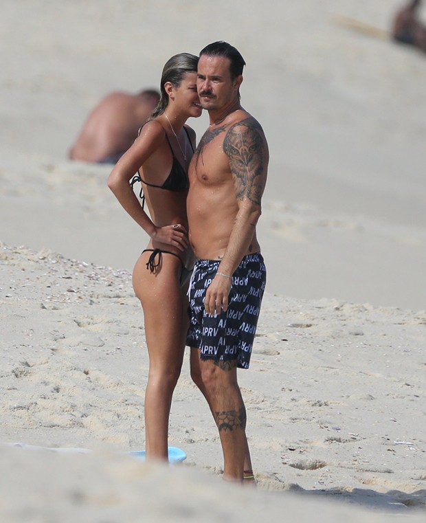 Paulinho Vilhena com namorada na Praia da Macumba (RJ) (Foto: AgNews)