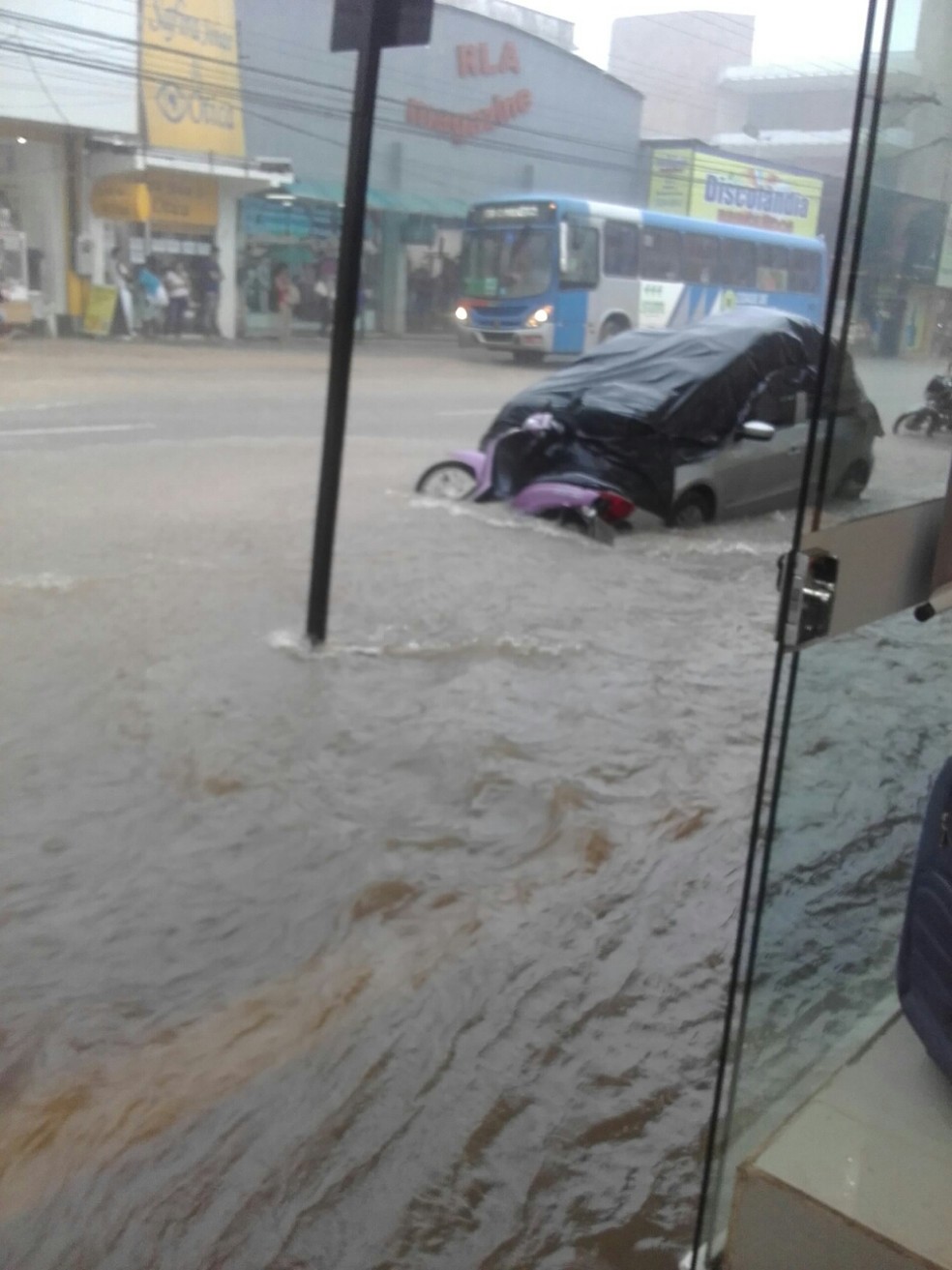 Moto chegou a ser arrastada durante temporal (Foto: WhatsApp/Reprodução)