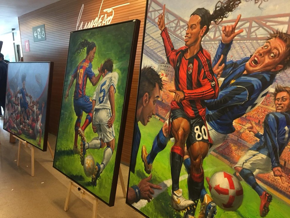 Quadros de Camaleão têm imagens de Ronaldinho em diversos clubes — Foto: Thales Soares/GloboEsporte.com