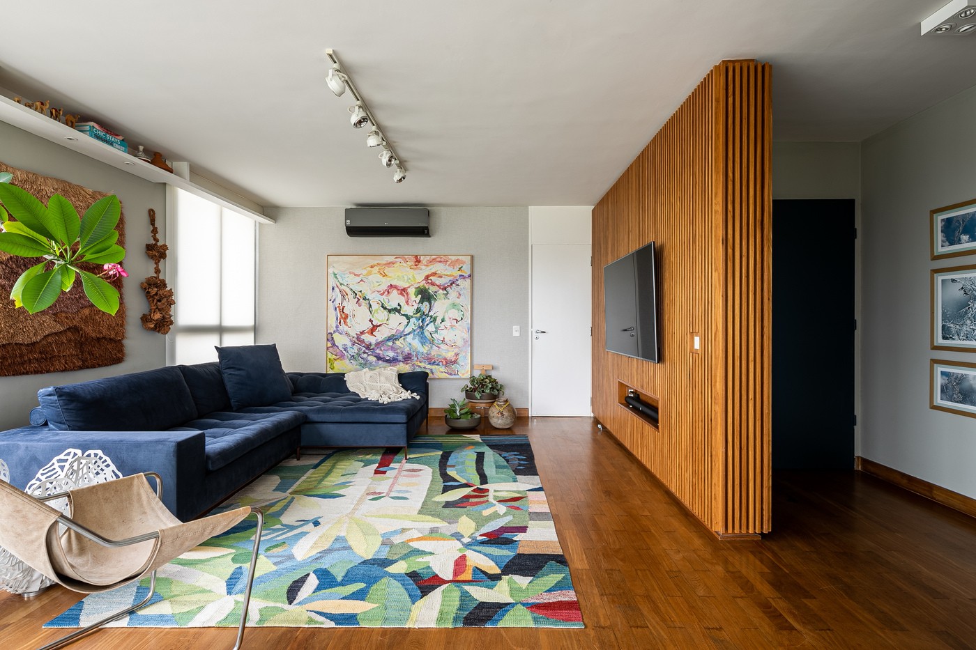 Décor do dia: tapetes e obras de arte deixam sala de estar colorida (Foto: Pedro Mascaro)