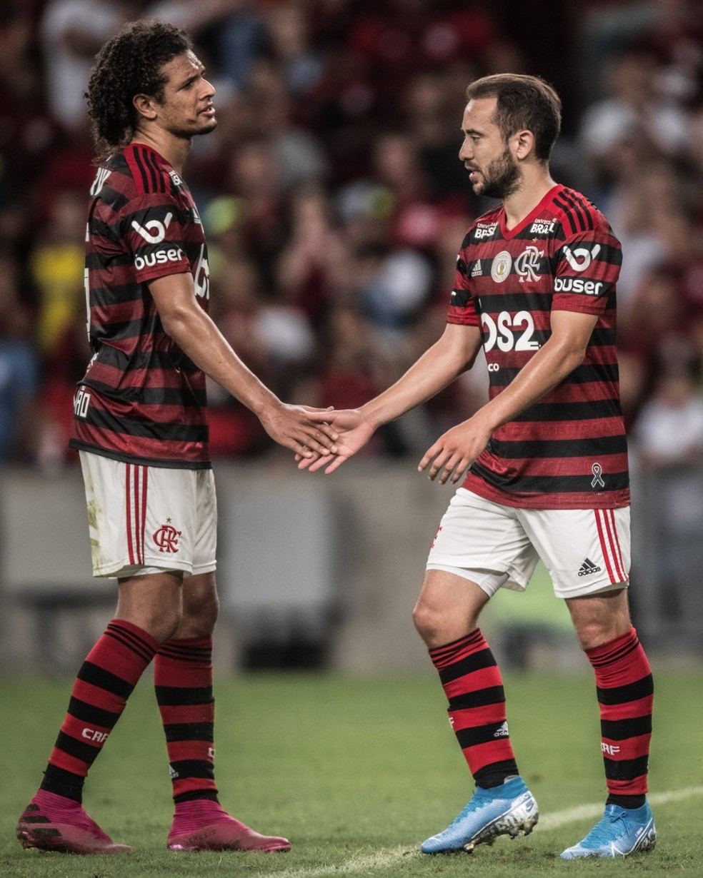 Willian Arão e Everton Ribeiro se preparam para encarar a crise — Foto: Pedro Martins / Foto FC