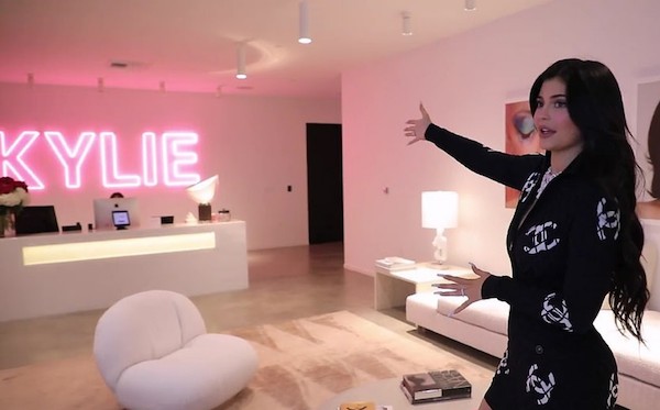 Imagens do tour feito pela socialite e empresária Kylie Jenner por seu escritório (Foto: YouTube)