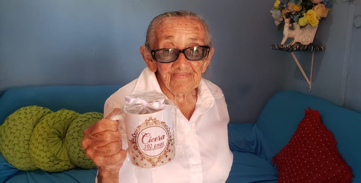 
Moradora mais velha de Noronha faz 102 anos e dá receita para evitar Covid: ‘o limão ajudou’, diz
