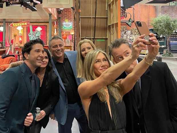 Jennifer Aniston faz selfie nos bastidores de Friends Reunion (Foto: Reprodução/Instagram)