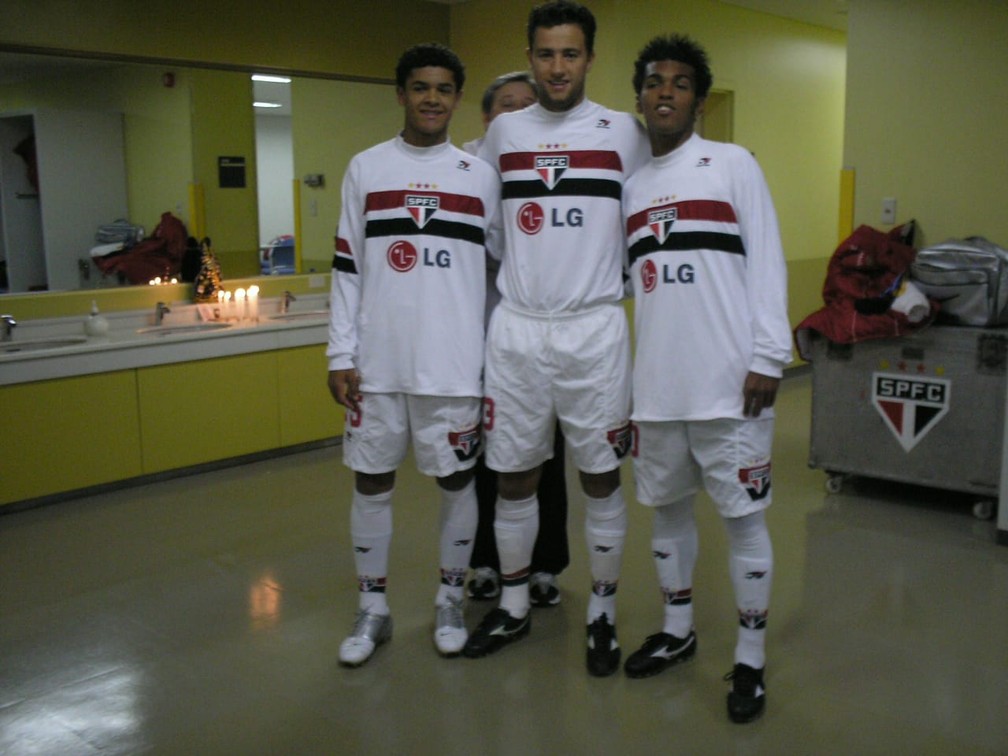 Denilson, Alex Bruno e Richarlyson no vestiário no Japão — Foto: Arquivo pessoal Souza