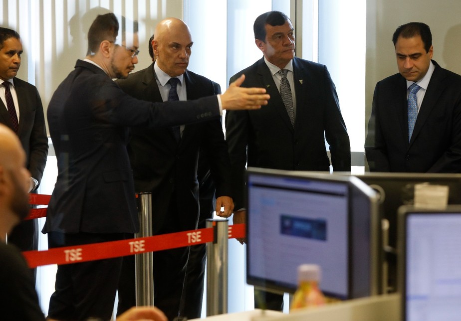 Alexandre de Moraes, presidente do Tribunal Superior Eleitoral ao lado do ministro da Defesa Paulo Sérgio e outras autoridades visitam a 'Sala Secreta'