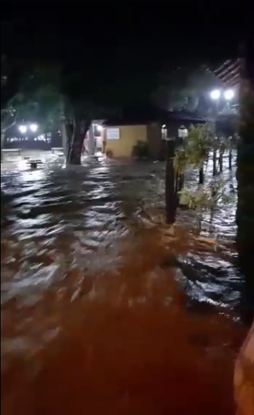 Uma pessoa morreu arrastada pela força das águas durante temporal em Cachoeiras de Macacu — Foto: Reprodução redes sociais