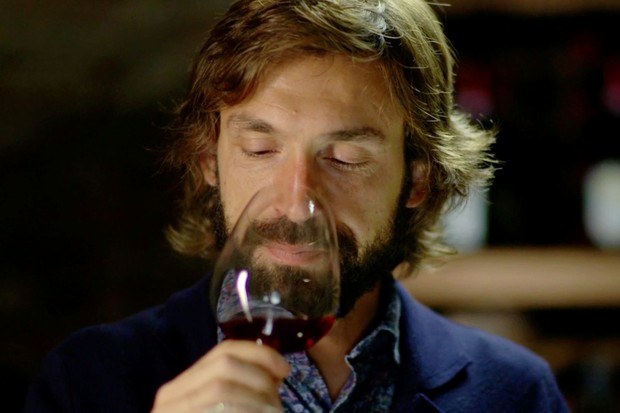 Andrea Pirlo apreciando um bom vinho (Foto: reprodução )