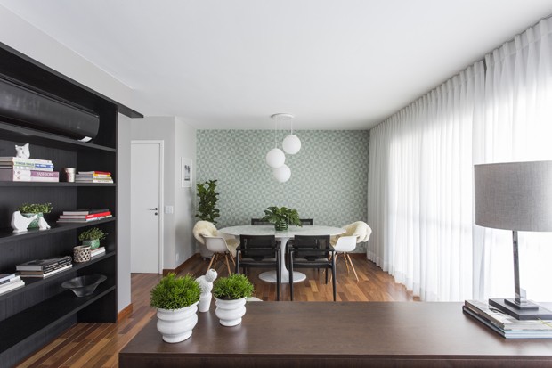 Apartamento de 130 m² ganha visual retrô em tons de cinza e verde (Foto: Thiago Travesso/Divulgação)
