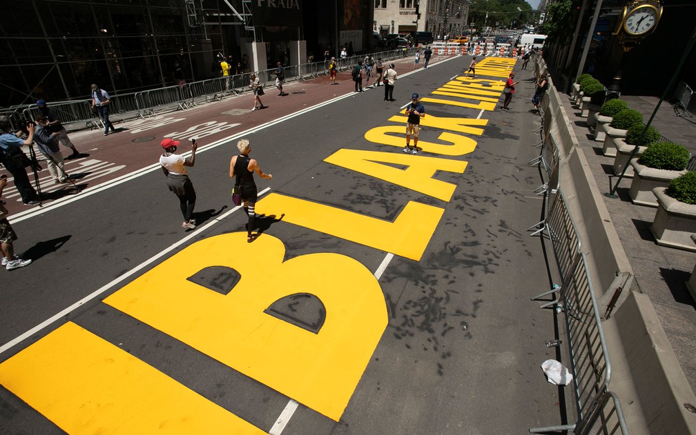 O slogan ‘Black Lives Matter’ é pintado em frente a Trump Tower, na Quinta Avenida, em Nova, York, na quinta-feira (9) — Foto: AP Photo/Mark Lennihan