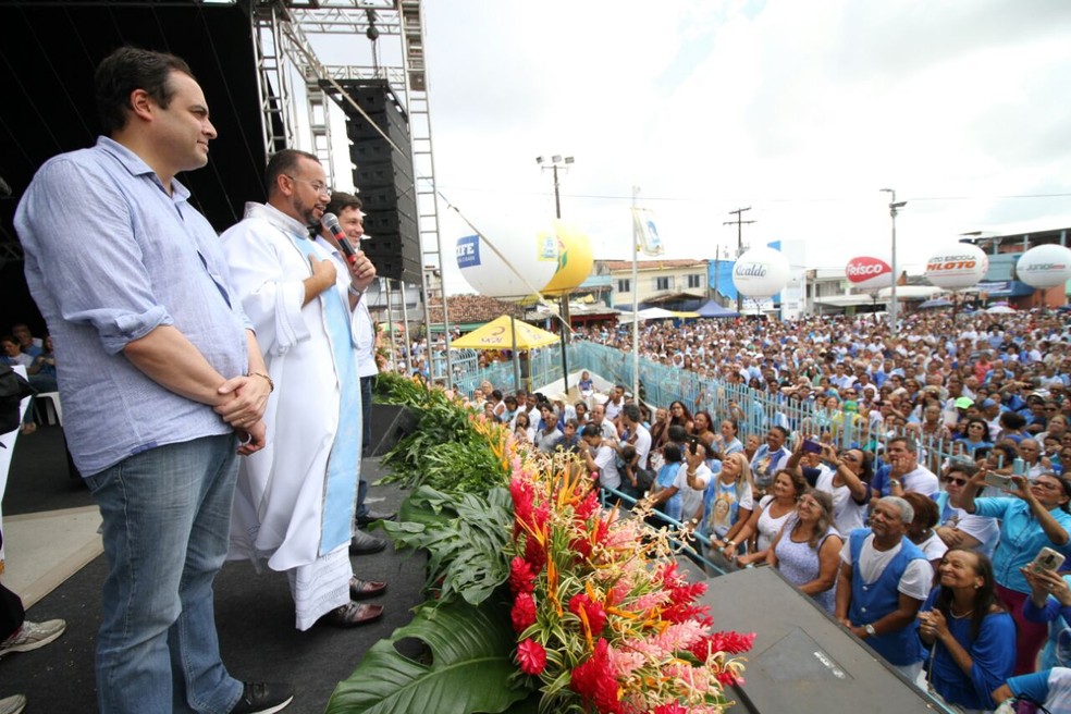 Governador Paulo Câmara e o prefeito do Recife, Geraldo Julio, ladeiam o padre durante celebração de missa no Morro da Conceição, nesta sexta-feira (8) (Foto: Marlon Costa/Pernambuco Press)