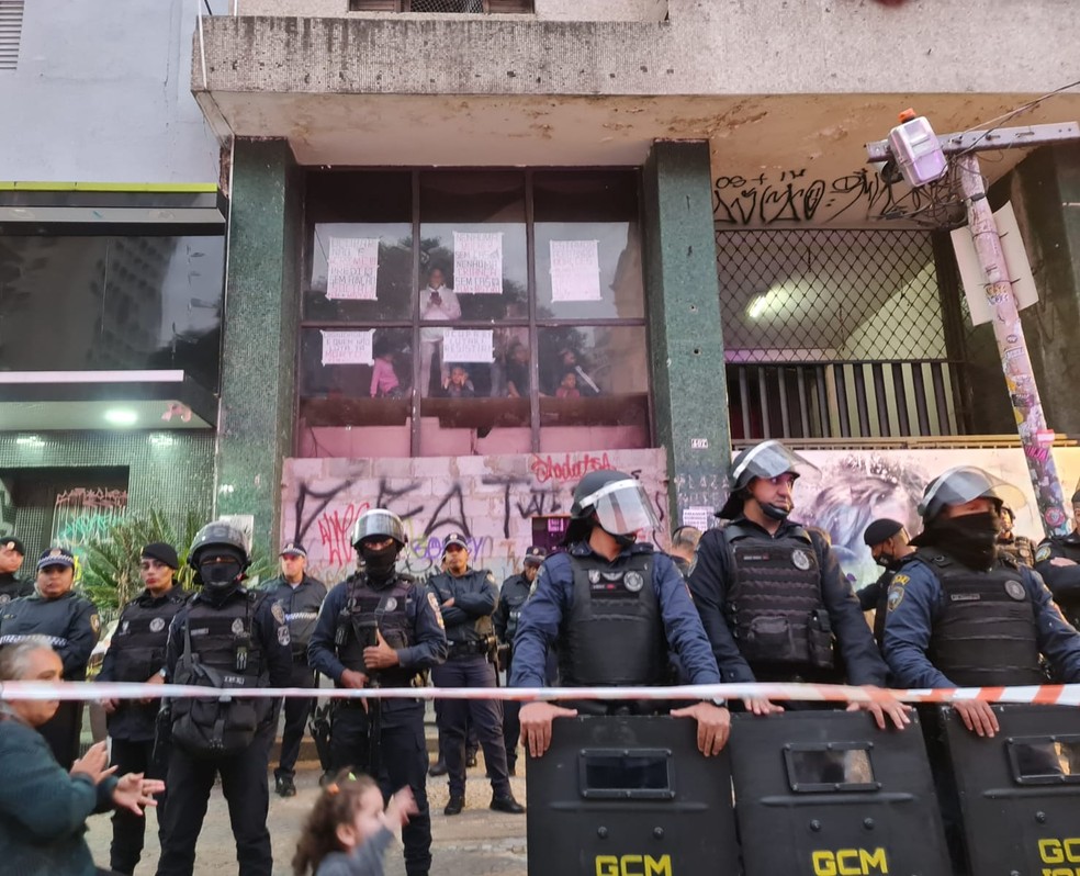 Agentes da GCM em frente ao prédio ocupado — Foto: Walace Lara/TV Globo