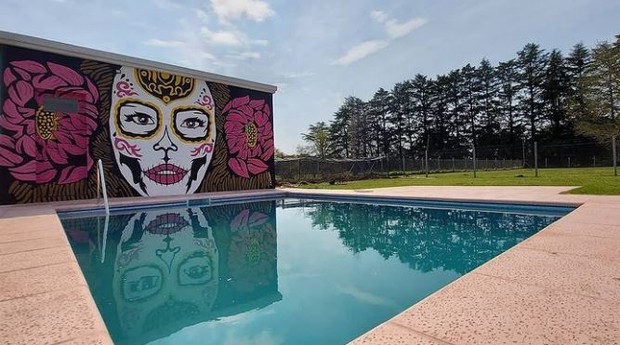 Empresa de argentinas faz sucesso ao transformar piscinas em murais (Foto: Reprodução/Instagram Amancay Murales)