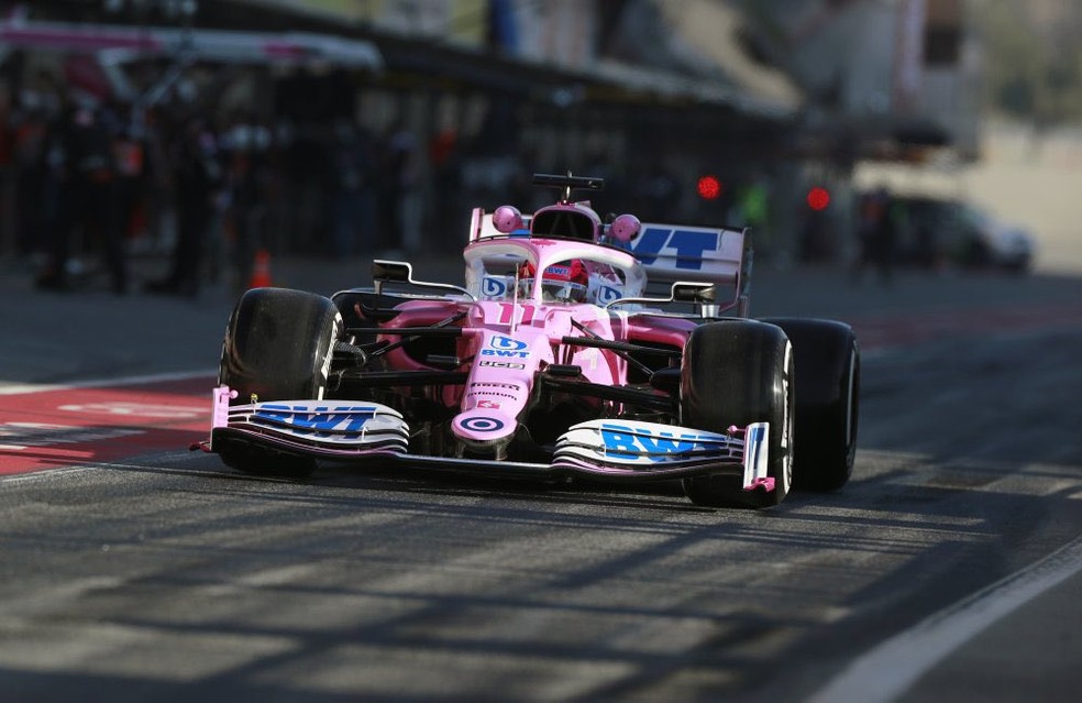 Pérez com o carro da Racing Point nos boxes de Barcelona — Foto: Divulgação