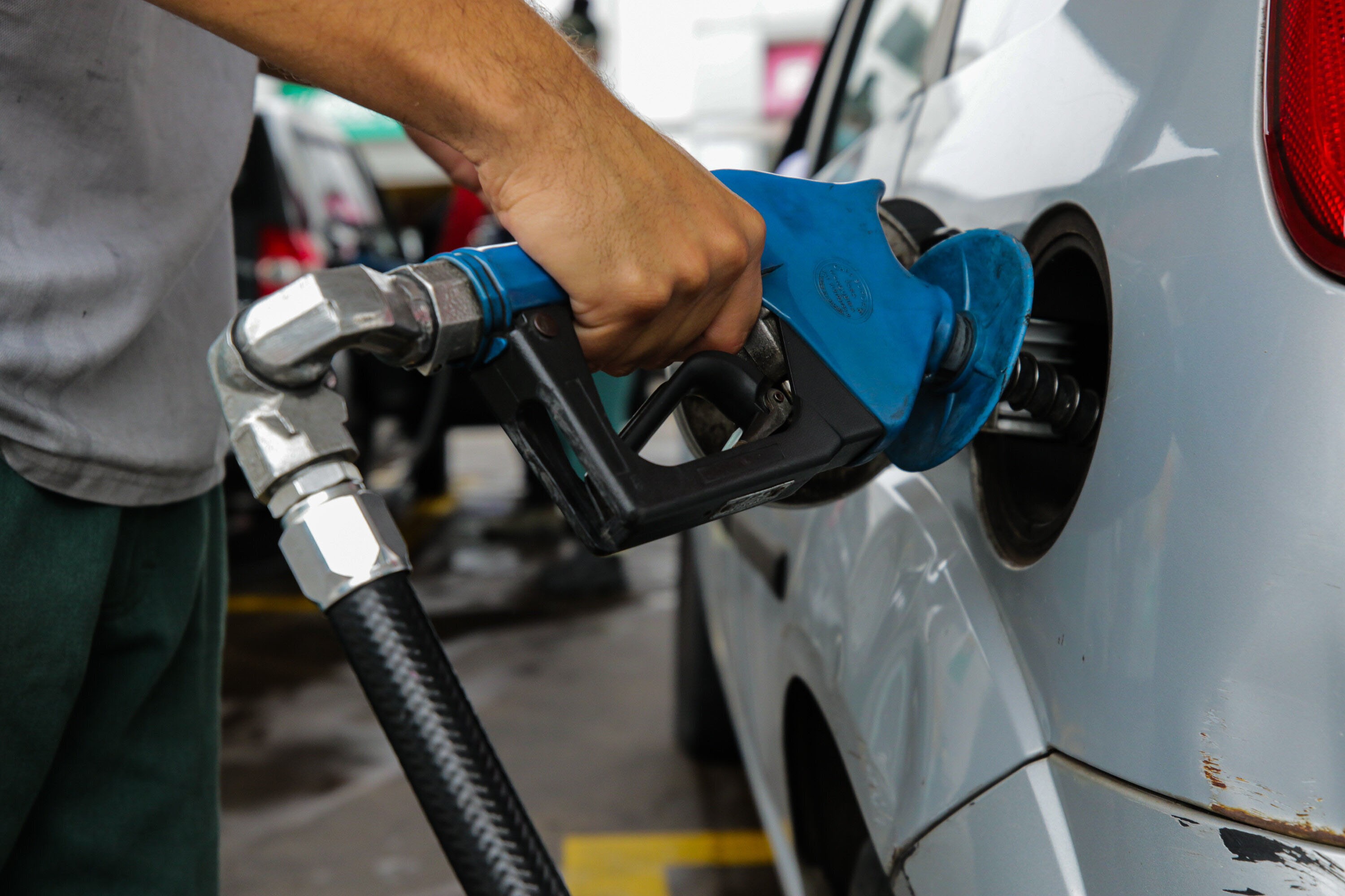Preço da gasolina ultrapassa R$ 8 pela primeira vez no RJ, segundo ANP