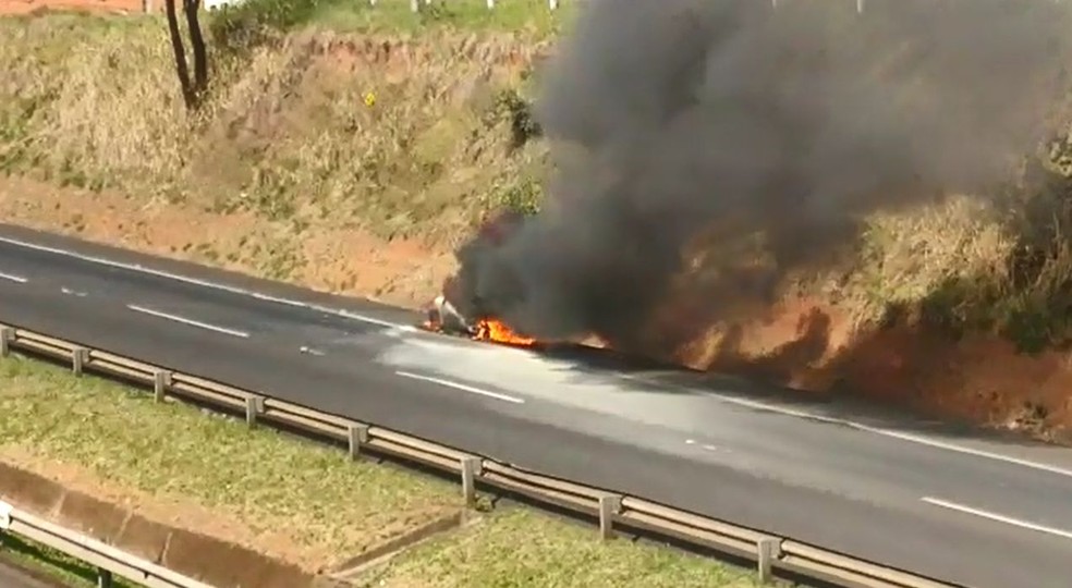 Carro pegou fogo no acostamento da rodovia em Bauru — Foto: Marcelo Alcântara / Arquivo pessoal 