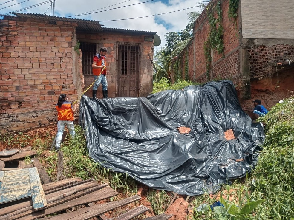 Devido as chuvas, a Defesa Civil também instalou lonas para evitar deslizamentos de terra. — Foto: Divulgação/Prefeitura de São Luís