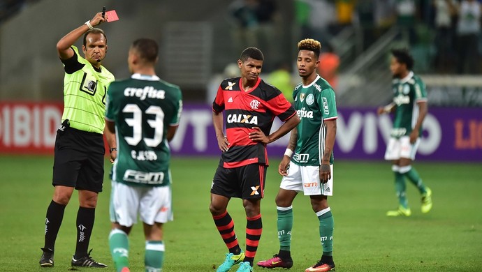 Expulsão de Márcio Araújo contra Palmeiras divide jornalistas do SporTV