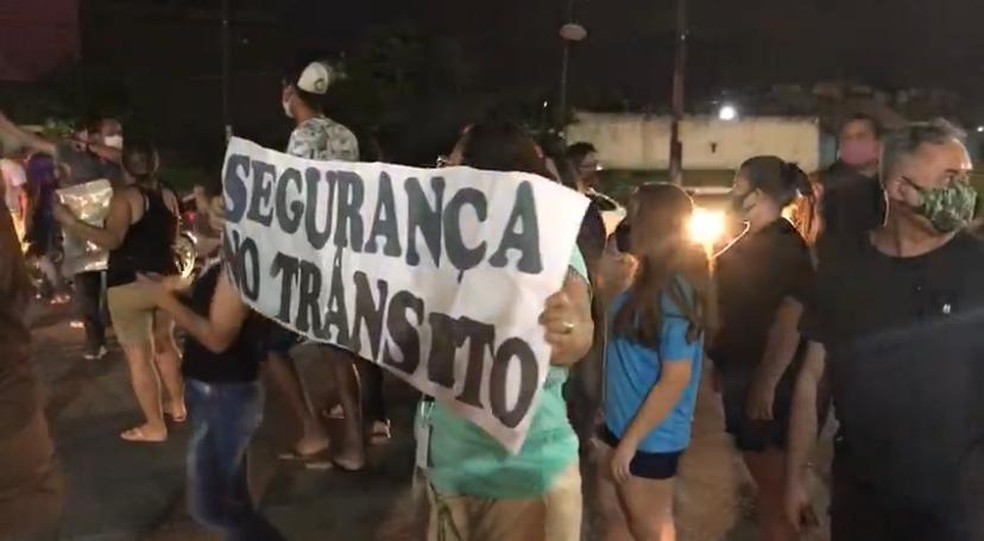 Manifestantes batiam panelas e carregavam cartazes com dizeres como “segurança no trânsito”, “até quando?” e “não foi a primeira vítima” — Foto: Ana Regina/TV Globo