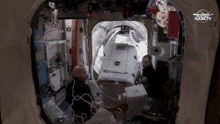 Meir e Koch se preparam para sair da ISS, com ajuda de seus colegas astronautas (Foto: Reprodução Youtube NASA)