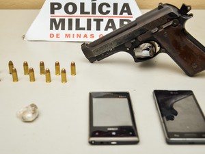 Campos Altos apreensão arma (Foto: Willian Tardelli/Divulgação)