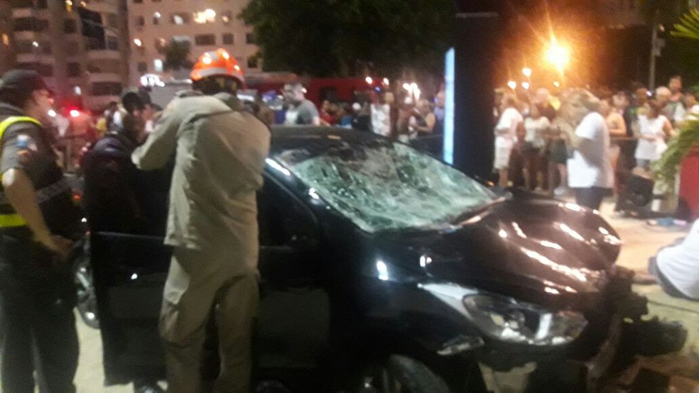 Carro invadiu areias de Copacabana e deixou feridos (Foto: Reprodução/Redes Sociais)