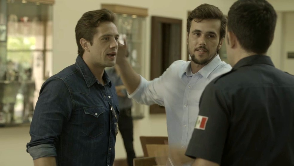 Renzo (Rafael Cardoso) se aproxima de Rafael (Bruno Ferrari) em 'Salve-se Quem Puder' — Foto: Globo