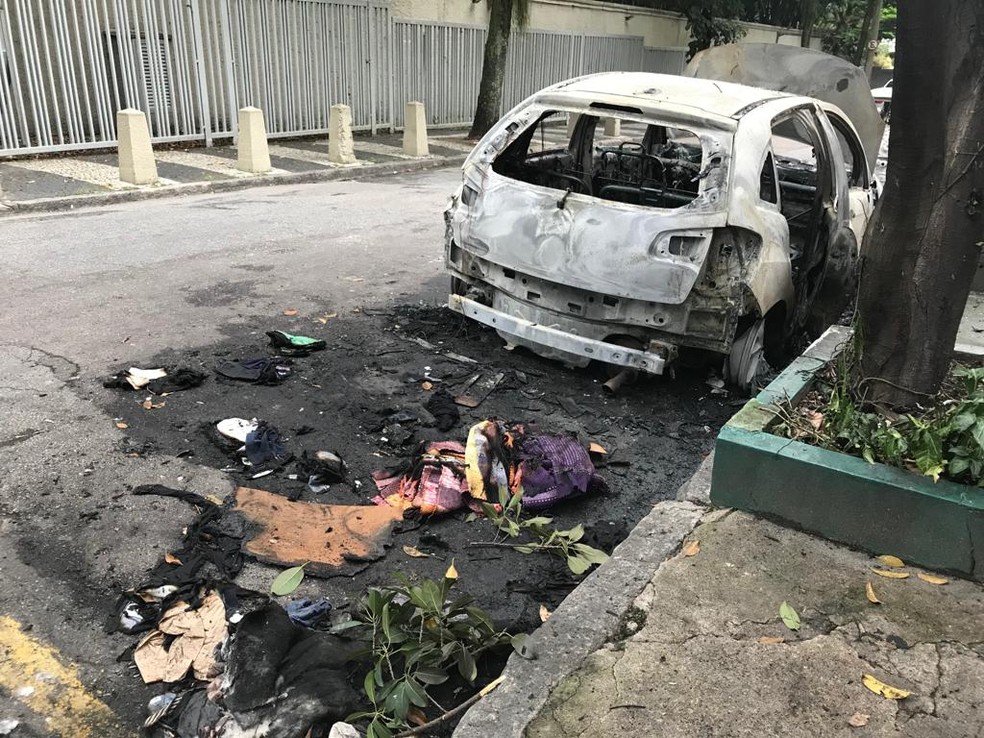Dona de um dos carros incendiados na Rua Barão de Sertório pediu reboque do veículo ainda durante a manhã desta sexta (6) — Foto: Cristina Boeckel / G1