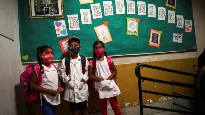 Crianças em escola na Argentina; Unicef diz que imunizar professores é 