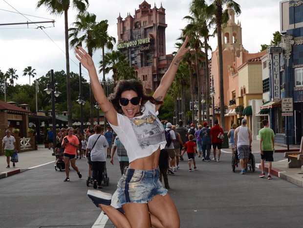 Scheila Carvalho tira férias e vai para Disney com a família (Foto: Divulgação)