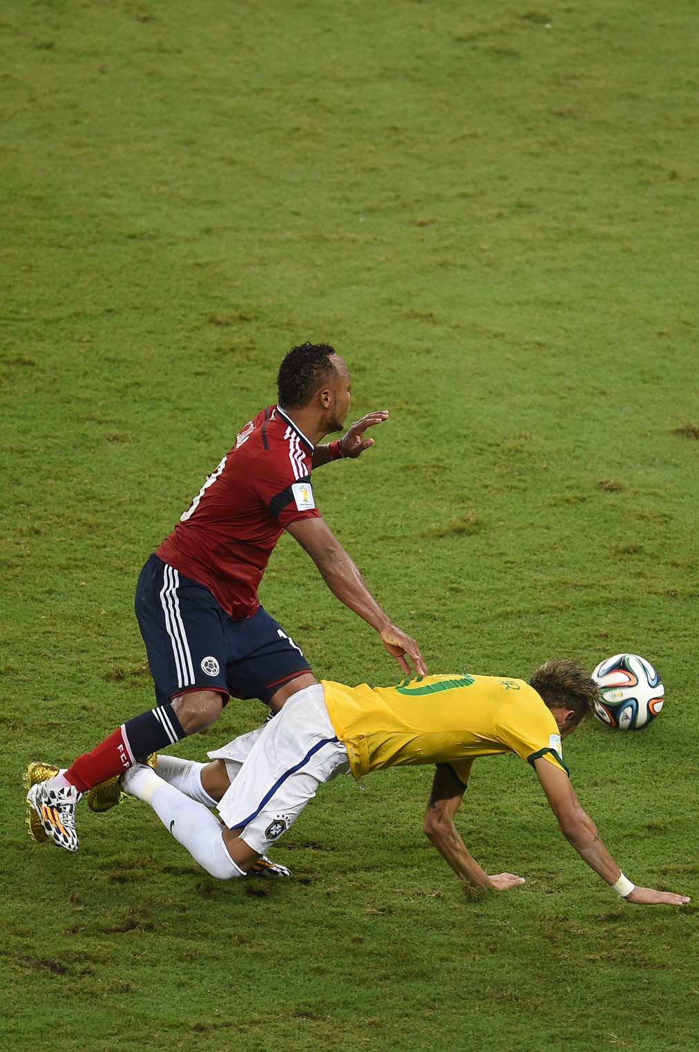 Neymar sofre a falta por trás de Juan Camilo Zuñiga, da Colômbia nas oitavas da Copa do Mundo, em Fortaleza — Foto: ODD ANDERSEN / AFP