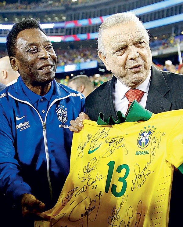 ENTIDADES PRIVADAS: O presidente da CBF, José Maria Marin, segura a camisa da seleção brasileira (Foto: Getty Images)