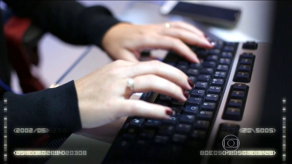 Mulher usa computador, em imagem de arquivo — Foto: Rede Globo