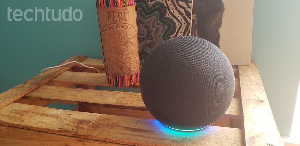 Amazon Echo de 4ª geração pode funcionar como hub inteligente e é encontrada com R$ 170 de desconto. — Foto: Yuri Hildebrand/TechTudo