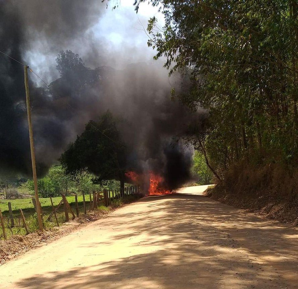 Ônibus escolar que transportava crianças pega fogo na zona rural de Piranguçu (MG) — Foto: Divulgação/Luciano Lopes