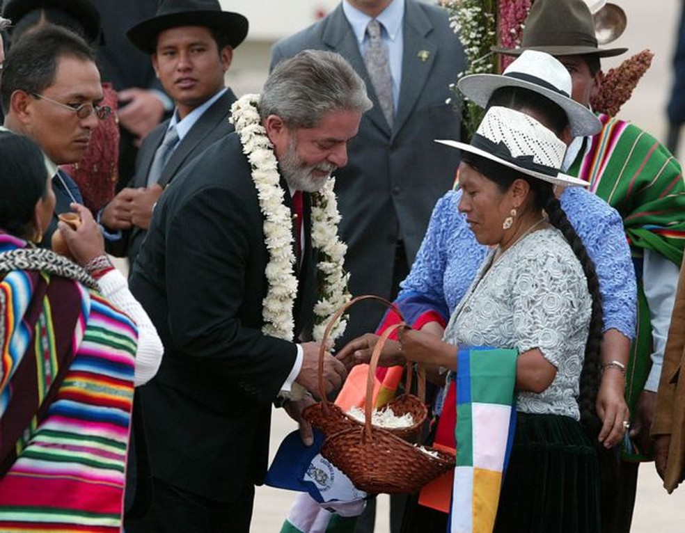 Além de autoridades, presidentes costumam receber presentes de pessoas comuns; na foto, Lula em 2006 na Bolívia — Foto: GettyImages